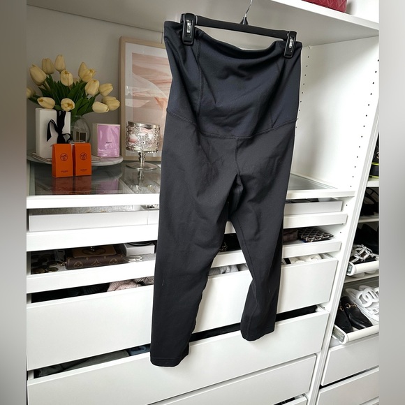 Ingrid & Isabel Maternity leggings with Crossover Panel Cropped size Large - Picture 2 of 7